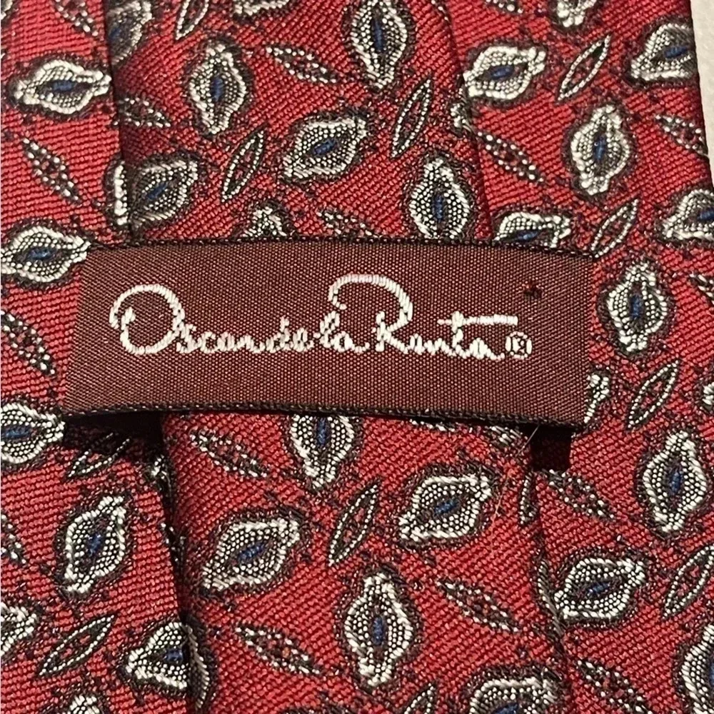 Vintage Oscar de la Renta silk tie.